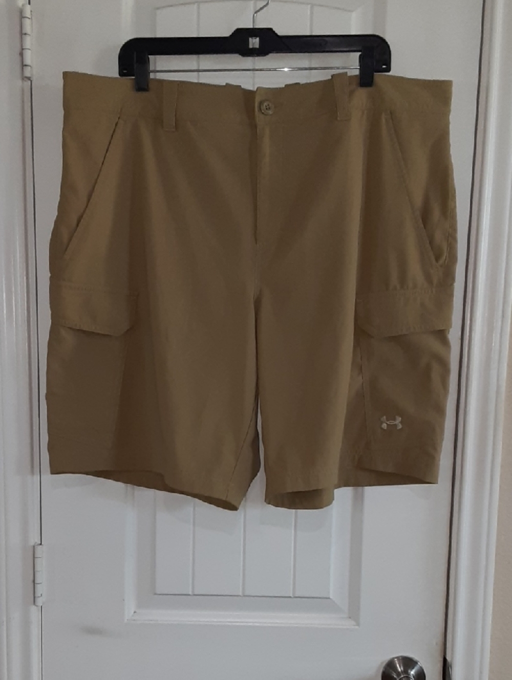 Under Armour Fish Hunter Cargo Shorts - Tan Khaki - Size 40 - GUC